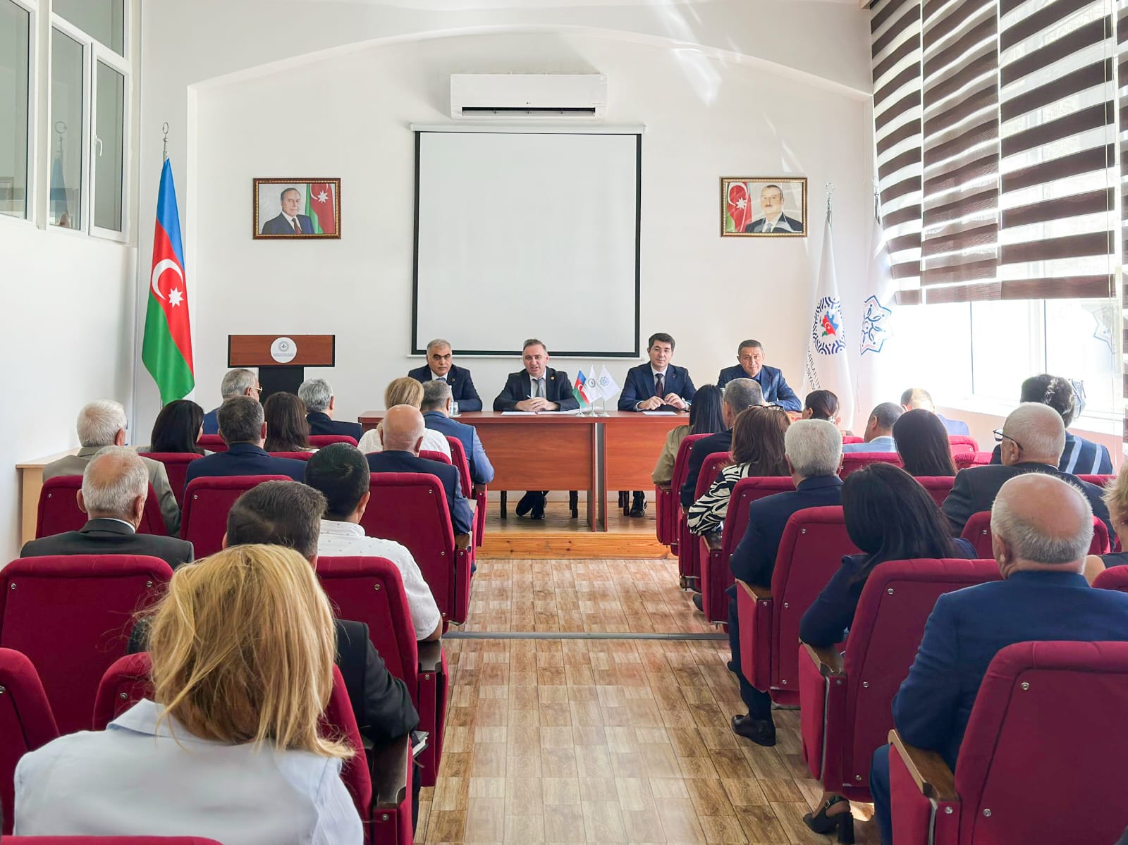 İlk və yerli həmkarlar ittifaqlarının rəhbərləri ilə müzakirələr davam etdirilir