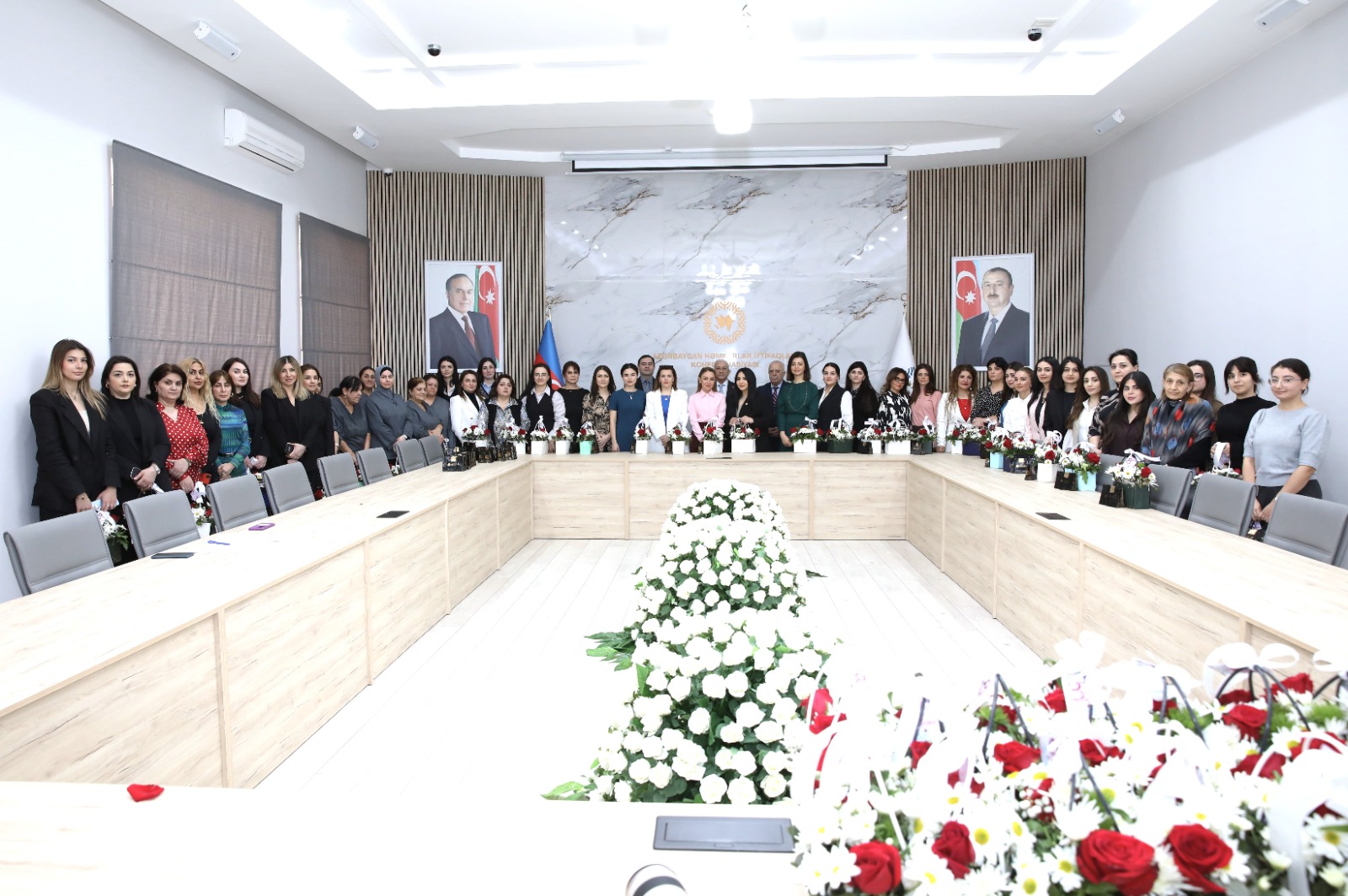 AHİK qadın əməkdaşlarını təbrik edib