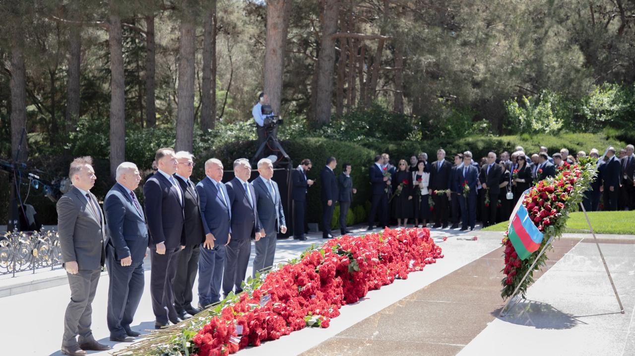 Ulu Öndər Heydər Əliyevin məzarı ziyarət olunub